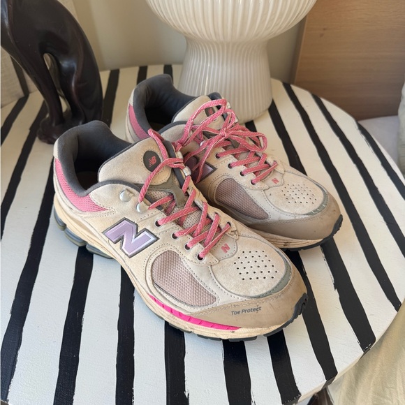 New Balance - Picture 1 of 3